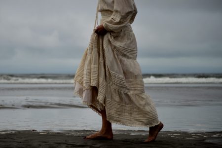 Frau am Strand-Geh-Meditation-Bewusstes Gehen