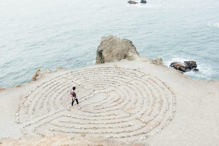 Frau im Labyrinth-Geführte-Meditation-Achtsamkeit